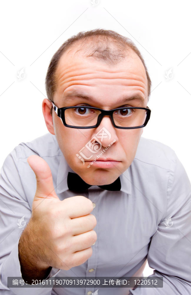 顯示拇指的商人