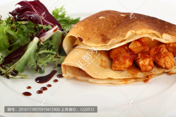 充滿沙拉和敷料的薄煎餅