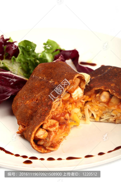 充滿(mǎn)沙拉和敷料的薄煎餅