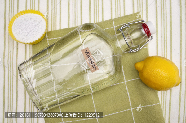 天然檸檬清洗；小蘇打和醋