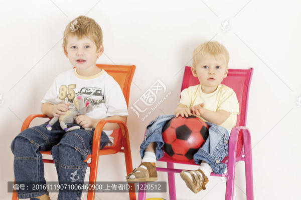 孩子們坐在玩具椅上