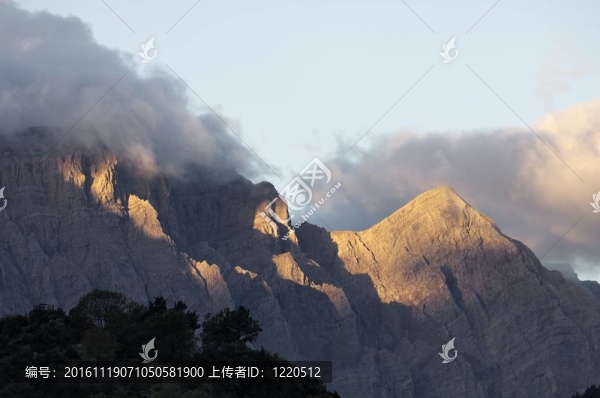 在比利牛斯山的黎明