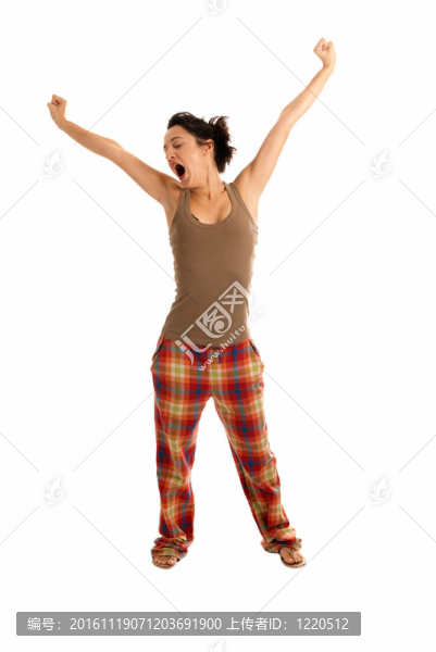 穿白色背景睡衣的年輕女子昏昏欲睡
