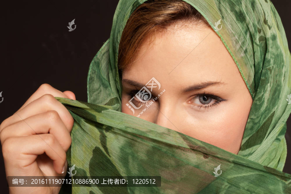 年輕的阿拉伯?huà)D女帶著面紗，露出深灰色的眼睛