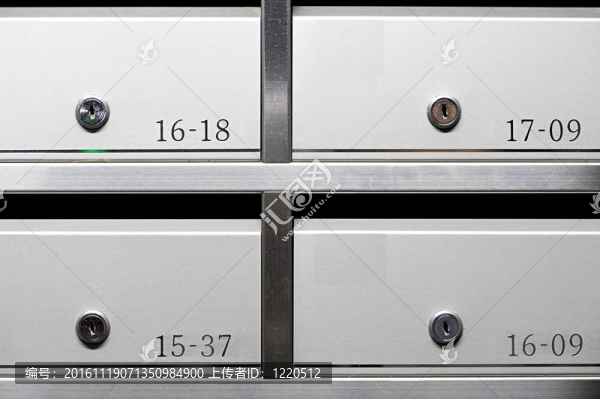 公寓內(nèi)的金屬郵箱陣列整潔