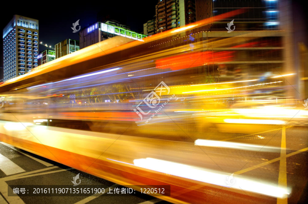 夜間城市道路上的高速車輛