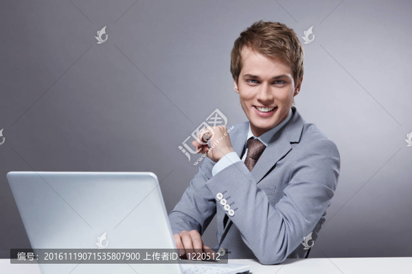 一個英俊的男子在一套西裝