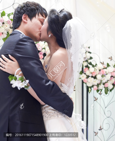 一對年輕夫婦在婚禮上擁抱親吻