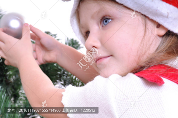圣誕樹下的小女孩
