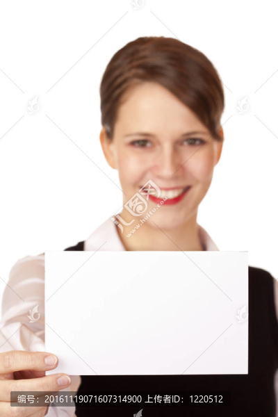 年輕笑容女子手持名片