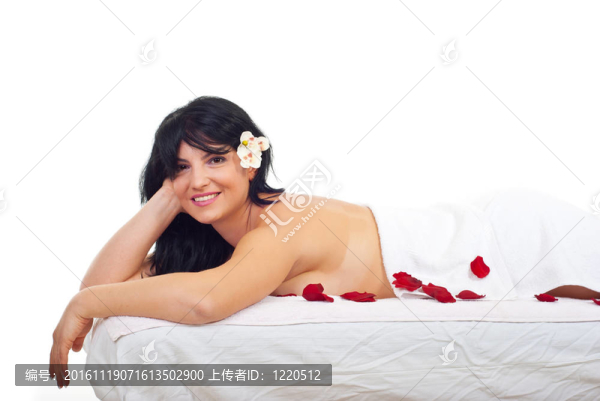 微笑的女人在水療按摩