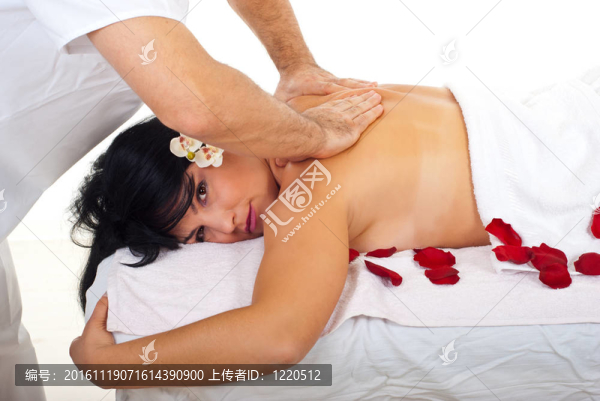 女人在水療中心的背部按摩
