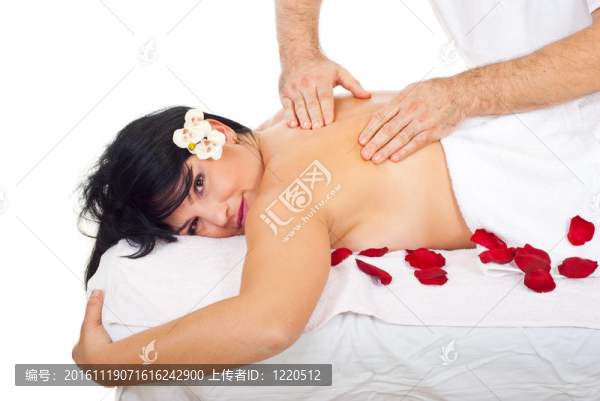 專(zhuān)業(yè)的按摩師按摩背部的女人