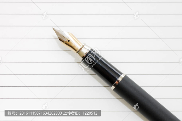 在紙上有修剪路徑的優(yōu)雅鋼筆