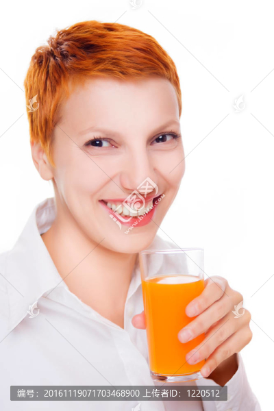 美麗微笑的女人喝橙汁