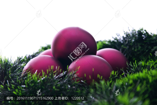 紫紅色的圣誕球和綠色裝飾