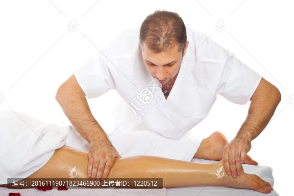 按摩師按摩女人的腿