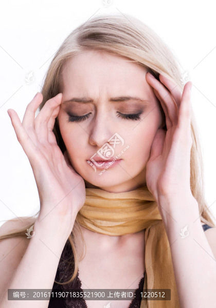 一個頭疼的金發(fā)女人