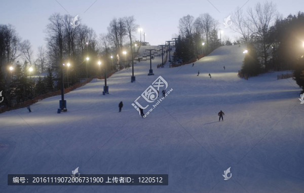 夜間滑雪和滑雪板在南安大略西部的一個小滑雪場