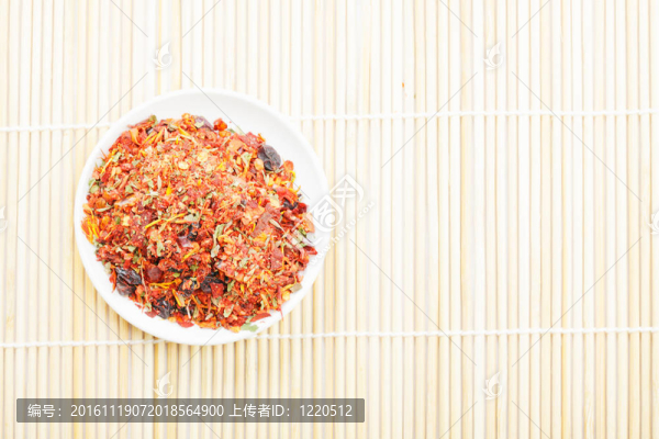 在墊子上的米飯課程的香料混合物