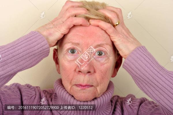 一個老太太很不高興