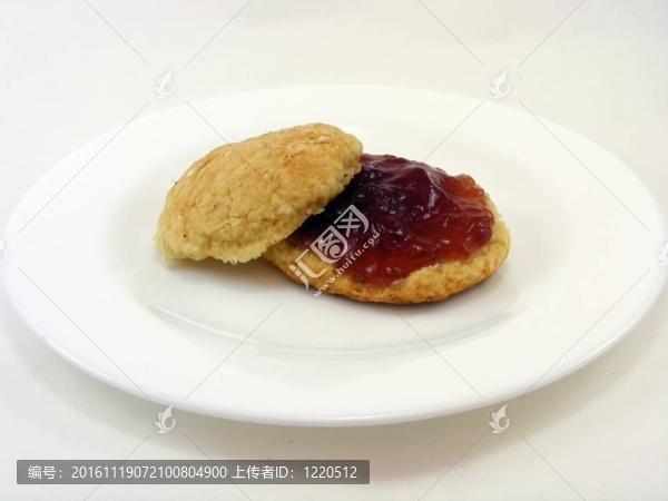 在一片英式松餅果醬