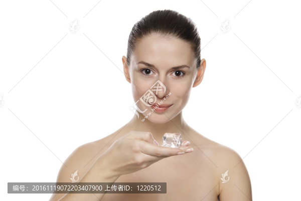 年輕漂亮女孩抱著冰塊的肖像