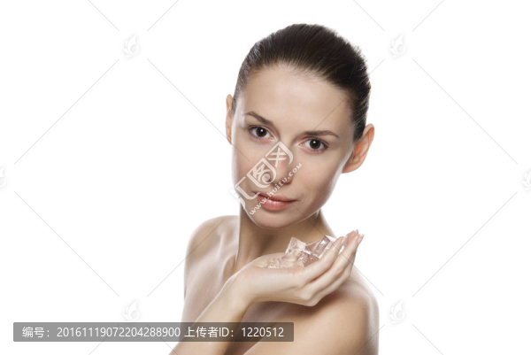 年輕漂亮女孩抱著冰塊的肖像