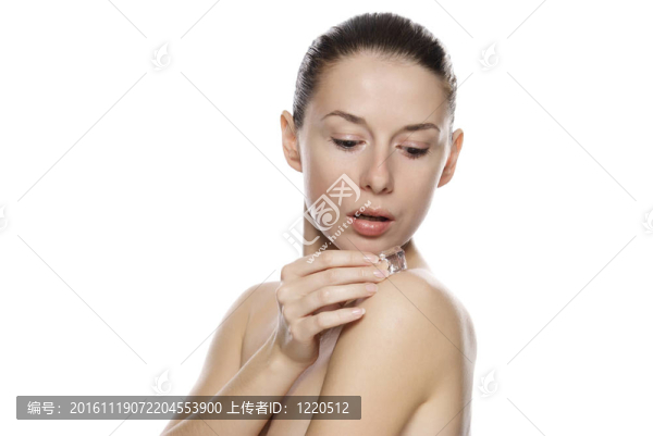 年輕漂亮女孩抱著冰塊的肖像