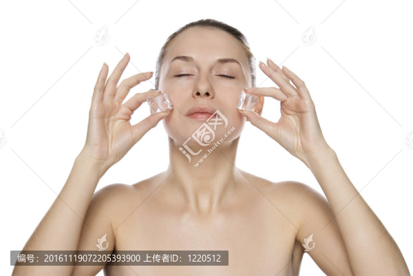 年輕漂亮女孩抱著冰塊的肖像