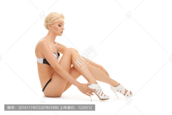 黑白內(nèi)衣的女人