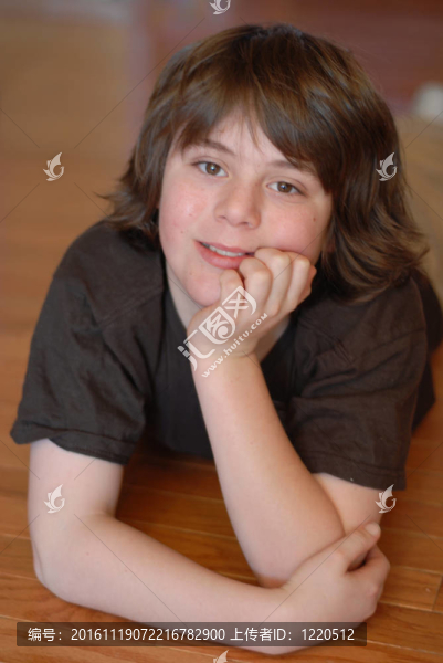 相貌英俊的12歲男孩，下巴在手上休息