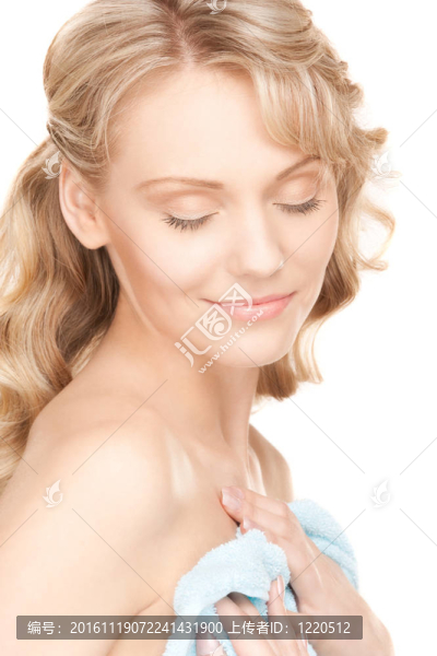 可愛的女人在毛巾