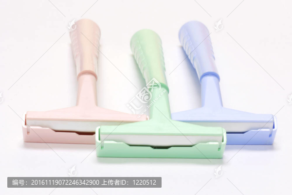 三一次性剃須刀在白色背景上的安全帽