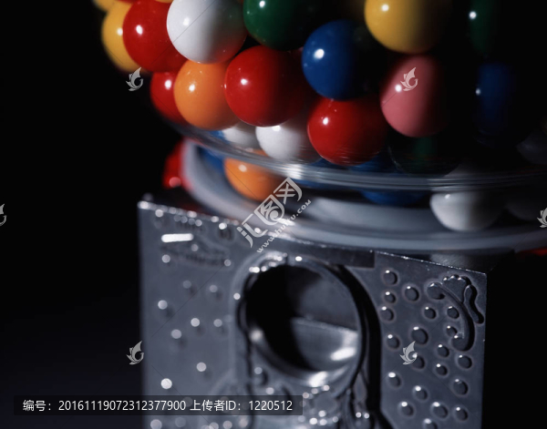 口香糖球機(jī)充滿了色彩鮮艷的糖球宏。