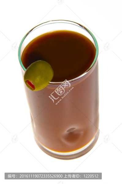 一個新鮮血瑪麗或番茄汁喝橄欖裝飾白色隔離。