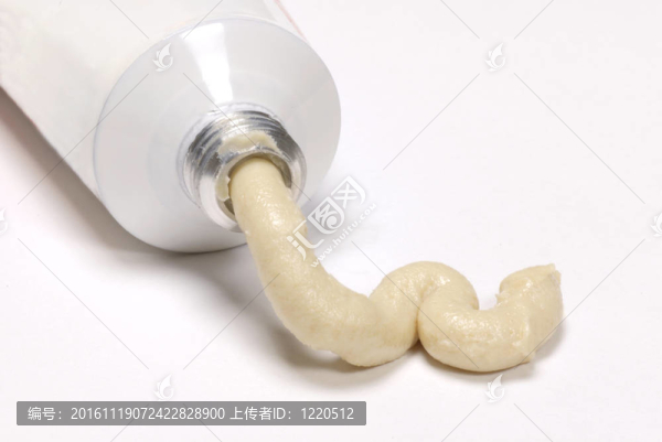 白色背景膏擠出白色管