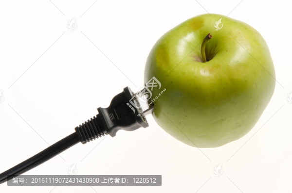 綠色蘋果的黑色插頭象征綠色力量。這是一個工作室從后面點燃，使蘋果褪色到白色的背景，象征著權力通過它從