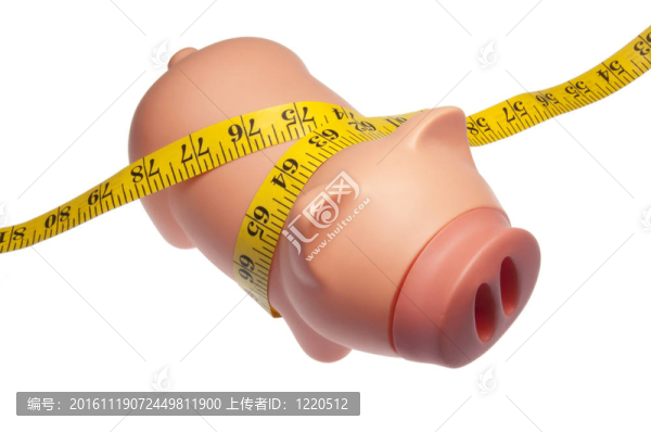 被測量帶擠壓的存錢罐。金錢的概念很緊；預(yù)算；把錢從某物中擠出來；等等；在一個(gè)白色的背景上，有一個(gè)裁剪
