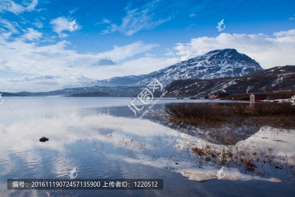 湖泊中的冬山倒影