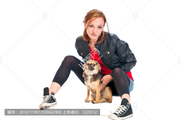 漂亮的年輕女人和她的寵物狗。