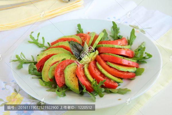 與牛油果和番茄沙拉
