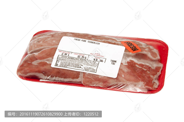 一包凍豬肉里脊。它凍結(jié)了新鮮的包裝上的標(biāo)簽建議。用剪切路徑隔離在白色上。