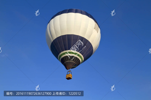 藍色天空背景下的氣球
