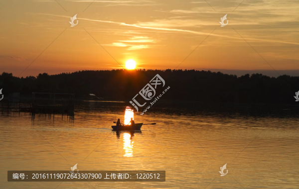 湖面上的日落；船