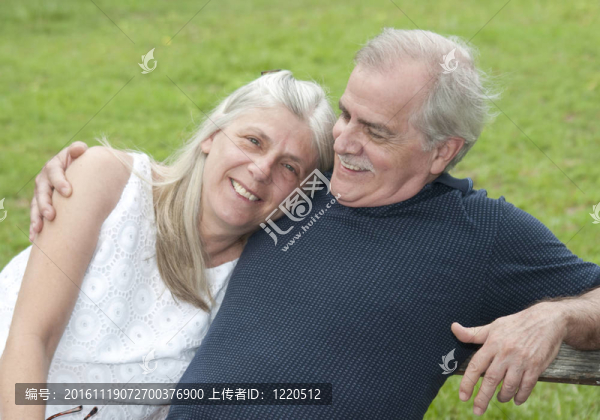 一位年長的市民在一個不經意的下午愉快地看著他的妻子.。