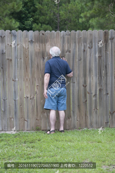 一個(gè)成人的小洞偷看戶外攝影。他是一個(gè)愛管閑事的鄰居！