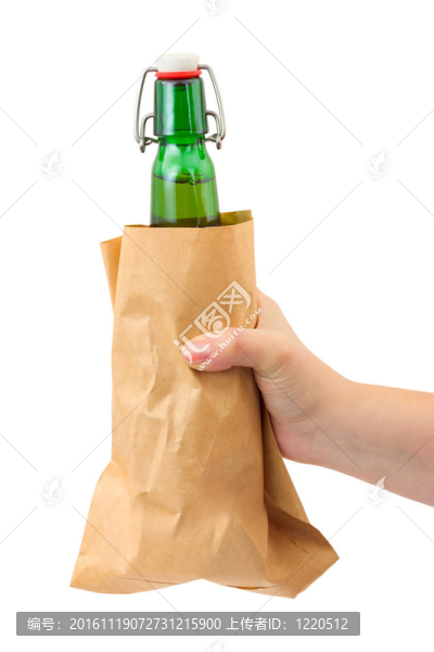 紙包中的手和啤酒瓶