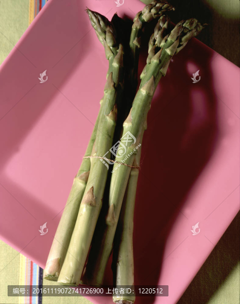 粉紅板上的蘆筍