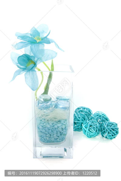帶有藍色絲綢花的裝飾花瓶